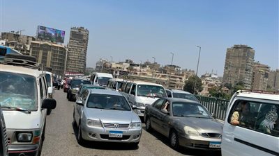 ازدحام مروري بطريق المحور من أكتوبر إلى ميدان لبنان وكوبري 15 مايو (صور)