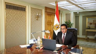 وزير التعليم العالي يعتمد قائمة الطلاب المتقدمين للمنح الدراسية بالجامعة الأمريكية