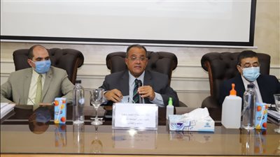 نائب جامعة عين شمس يكرم 21 طالبًا لتميزهم البحثي (صور)