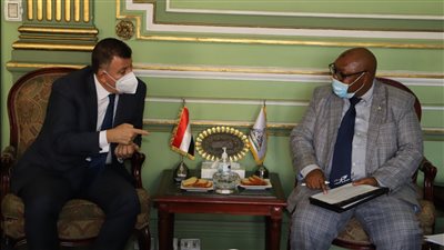 رئيس جامعة عين شمس يلتقي السفير البوروندي بمقر قصر الزعفران (صور)