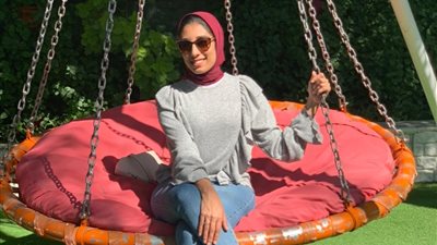 عضو “شارموفرز” يستجيب لشكوى فتاة محجبة بعد رفض دخولها حفل الفرقة