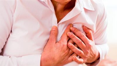 منها آلام الفك والرقبة.. أعراض خفية للإصابة بأمراض القلب