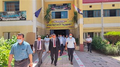 طلاب الثانوية العامة يتوافدون على اللجان لامتحان اللغة العربية