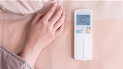 بعد إصابة امرأة بمرض خطير.. تعرف على مخاطر مكيف الهواء خلال الليل