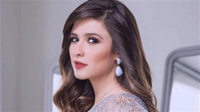 ياسمين عبد العزيز باكية في أول ظهور لها بعد أزمتها الصحية: كنت بموت