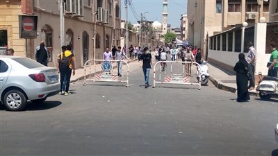 بقراءة القرآن والدعاء.. أولياء أمور طلاب الثانوية العامة يؤازرون أبناءهم أمام اللجان بدمياط