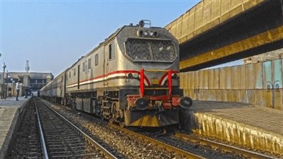 الواقعة قديمة.. مصدر يكشف تفاصيل اعتداء كمسارية قطار على أمين شرطة