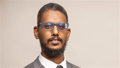 رغم الغربة.. قصة شاب نوبي يحصل على جائزة أفضل مدير مالي في الخليج