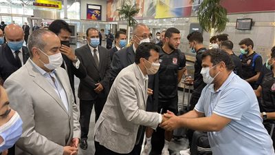 وزيرا الطيران والشباب والرياضة يغادران مطار القاهرة بعد استقبال بعثة الأهلي (صور)