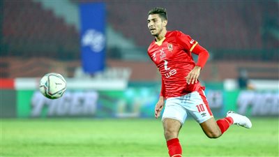 محمد شريف يقود هجوم الأهلي أمام أسوان في الدوري 