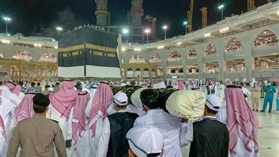 بدء استبدال كسوة الكعبة المشرفة تزامنًا مع توجه الحجاج إلى عرفات (فيديو)