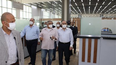 وزير الطيران المدني ونائبه في زيارة تفقدية لمطار العلمين الدولى 