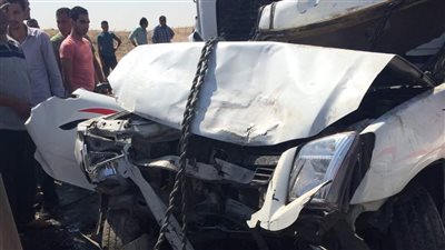 إصابة 4 أشخاص في تصادم سيارتين بطريق 