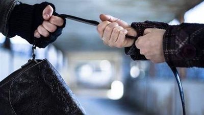 عدة طعنات لسيدة أثناء محاولة سرقتها بالإكراه بالهرم