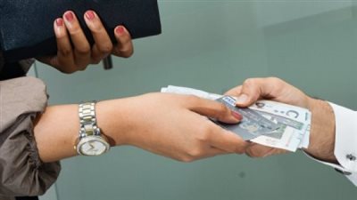 هل يحق للزوج التحكم في أموال زوجته؟