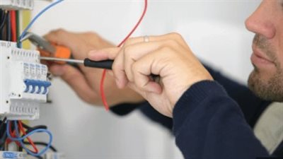 قانوني يوضح عقوبة سرقة التيار الكهربائي: الحبس سنة وغرامة تصل إلى 200 ألف جنيه