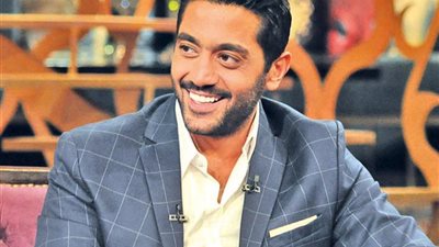أحمد فلوكس: استنجدت بي أم لأنقاذ طفلتها من انهيار بعد رؤيتها استشهادي في “الممر”