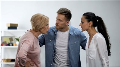 عضو مجمع البحوث الإسلامي يوضح حكم الدين في تدخل الأم بحياة ابنها وزوجته