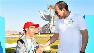 كرمه السيسي.. محمد خالد يتحدى المستحيل بالورقة والقلم