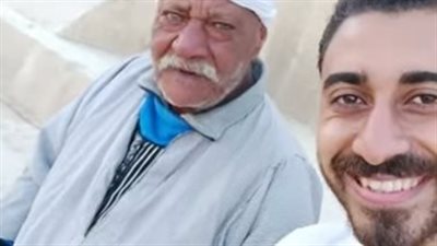 بعد تداول خبر وفاته.. شاب يروي كواليس رحلة الأهرامات مع حارسها عم فرج الصعيدي 