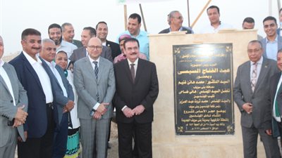 نقيب المهندسين ومحافظ بني سويف يضعان حجر الأساس لعدد من المشروعات (صور)