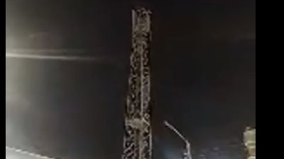 للمرة الثانية.. شاب يهدد بالانتحار من أعلى برج محمول بالدقهلية.. ورئاسة المدينة: سنضع سلكًا شائكًا «فيديو»