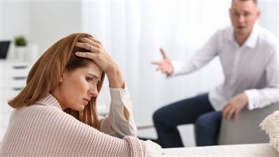 طلب الطلاق.. أزهري يوضح حكم الدين في والد الزوج المتعدي على الزوجة