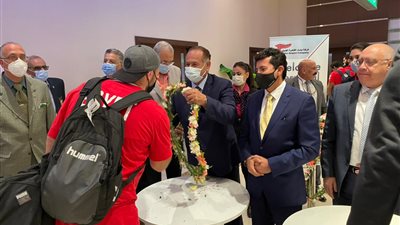 وزير الرياضة يستقبل بعثة منتخب اليد في مطار القاهرة 