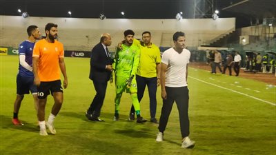 العباسي يدعم حارس مرمى غزل المحلة بين الشوطين أمام دجلة «فيديو وصور»