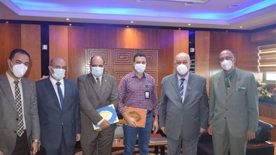 رئيس مطار القاهرة يكرم عددًا من العاملين الحاصلين على الماجستير