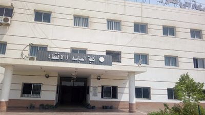 طلاب سياسة واقتصاد بني سويف يتقدمون بشكوى ضد الكلية لتغيير درجات طالبة «صور»