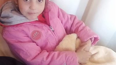 والد طفلة يستغيث بالرئيس لعلاجها: لا تشعر ولو ضربتها بآلة حادة.. بنتي بتتدمر