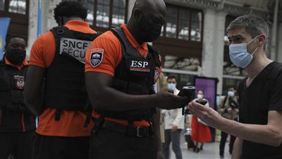زيادة الطلب على شركات الأمن لضمان فرض لقاح كورونا إجباريًا على الشعب بفرنسا