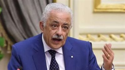 أجرّت الكانتين وشتمت الفراش.. التعليم تحيل مديرة مدرسة للتحقيق بالشرقية