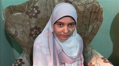 محافظ الفيوم يهنئ الطالبة خديجة حماد الحاصلة على المركز الثالث بالثانوية العامة | صور