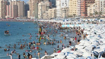 إقبال متزايد على شواطئ الإسكندرية تزامنًا مع انخفاض درجات الحرارة