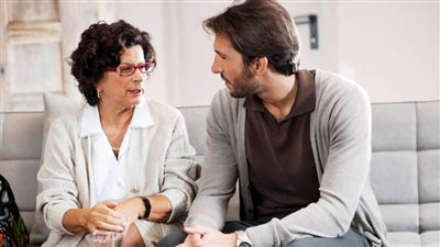 لكل بيت حرمته.. جواز إخبار الأم بأمور الزوجة الشخصية.. الجندي يجيب