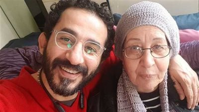 سنة حلوة يا جميل.. أحمد حلمي يحتفل بعيد ميلاد والدته بطريقة كوميدية