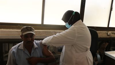 بدء تطعيم العاملين في ديوان عام محافظة شمال سيناء ضد كورونا