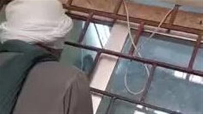 مشادة كلامية وتراشق بالألفاظ بين موظف بريد ومسن في سوهاج | فيديو