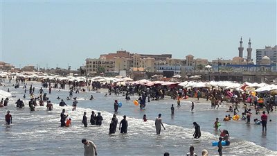 السياحة الداخلية تُنعش شواطئ بورسعيد 