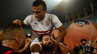 لاعبو الزمالك ينظمون ممرًا شرفيًا لـ عبد الشافي وجمعة مع بداية مران اليوم