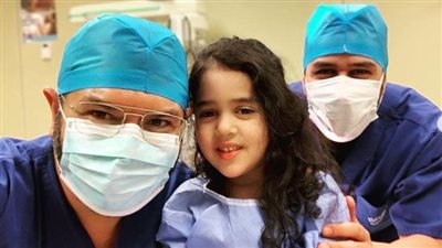 أول صورة لـ ابنة علي الطيب بعد خضوعها لعملية جراحية