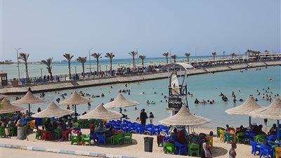 شواطئ الغردقة تشهد إقبالًا كثيفًا هربا من ارتفاع درجات الحرارة | صور وفيديو