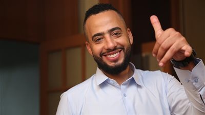 الفنان عصام السقا يشكر راديو 9090 على تكريمه