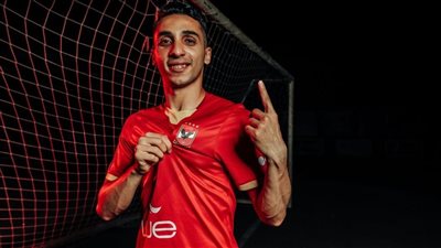 كريم فؤاد يهدي قميص الأهلي لرئيس نادي النجوم | صورة