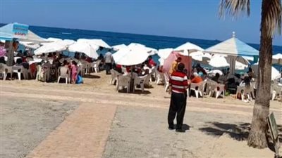 إقبال على شواطئ الإسكندرية بعد رفع الرايات الخضراء.. وحملة «اعرف حقك» لمنع الإكرامية