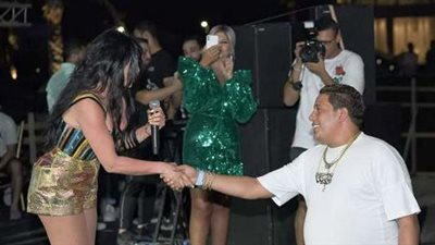 هيفاء وهبي قبل مصافحتها لـ حمو بيكا: اتطعمت؟