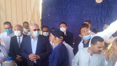 وزير الزراعة يتفقد القافلة البيطرية بقرية المراشدة في قنا