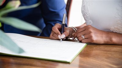 الإفتاء تحسم الجدل بشأن الفحص الطبي جبريا للمقبلين على الزواج